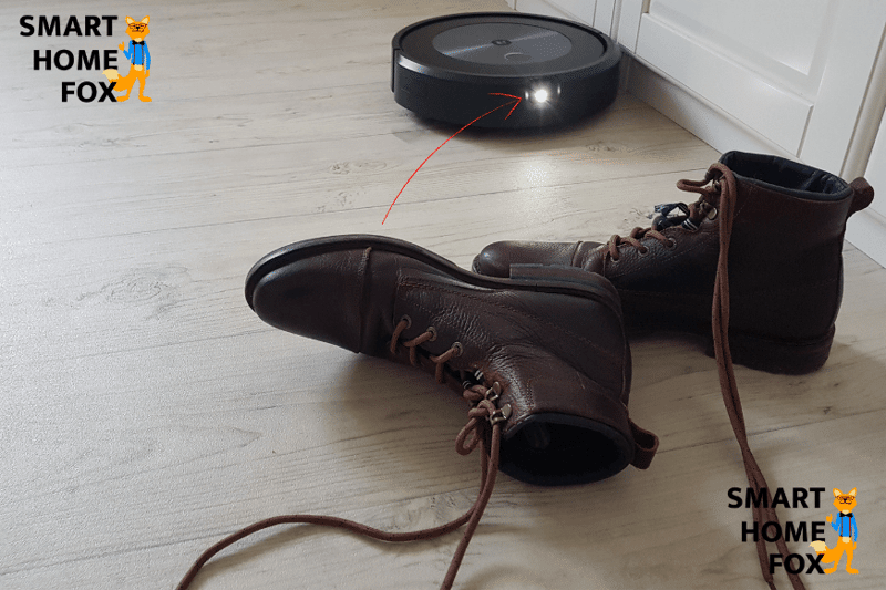 Die Frontkamera des iRobot Roomba j7 ist von Vorne zu sehen